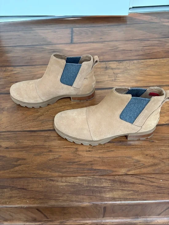 Sorel Emilie III waterproof Tan Suede Chelsea Ankle Boots with Gray Panels - Picture 3 of 7